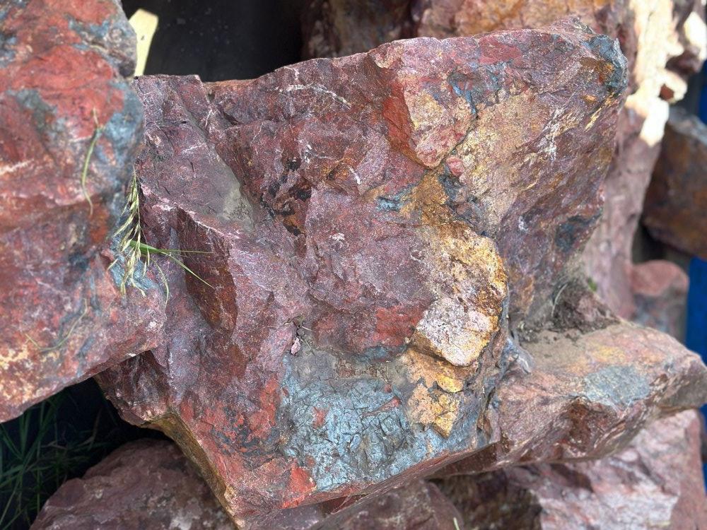 Камни для ландшафтного дизайна красно-фиолетовые 10-60 килограмм купить в Краснозаводске