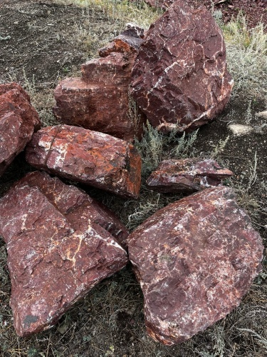 Ландшафтные глыбы красно-фиолетовые 200-1000 килограмм купить в Краснозаводске