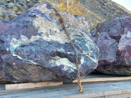 Огромные красно-фиолетовые валуны для ландшафтного дизайна весом более 5 тонн купить в Краснозаводске