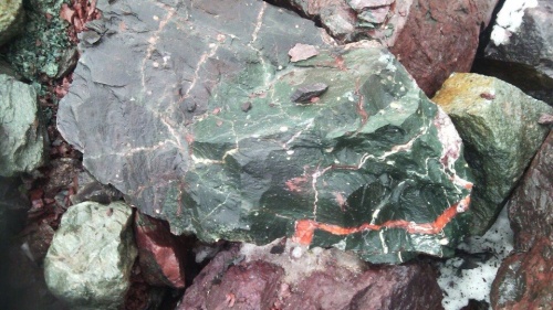 Гигантские зелёные валуны для ландшафтного дизайна весом более 5 тонн купить в Краснозаводске