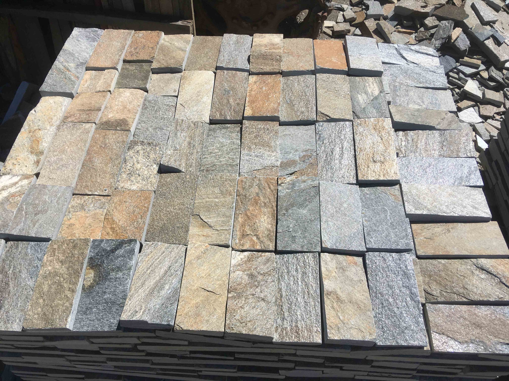 Плитка пилёная златолит Уральский для цоколя, отмостки купить в Краснозаводске