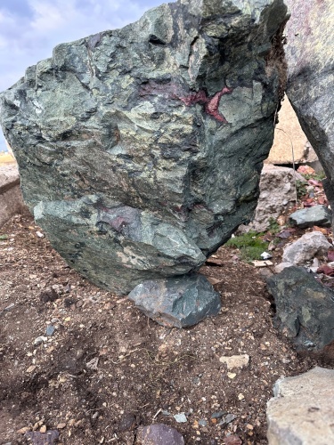 Гигантские зелёные валуны для ландшафтного дизайна весом более 5 тонн купить в Краснозаводске