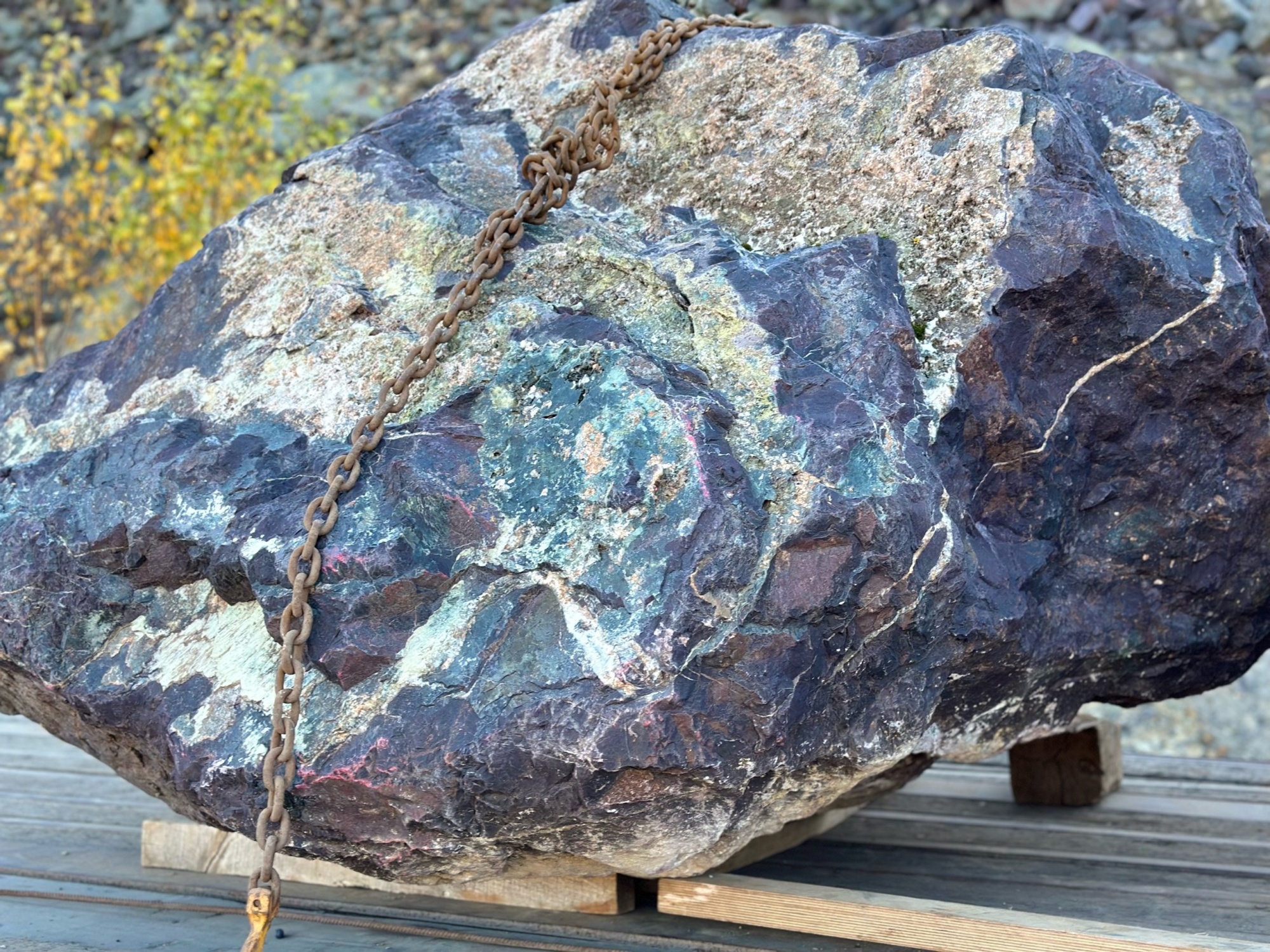 Огромные красно-фиолетовые валуны для ландшафтного дизайна весом более 5 тонн купить в Краснозаводске