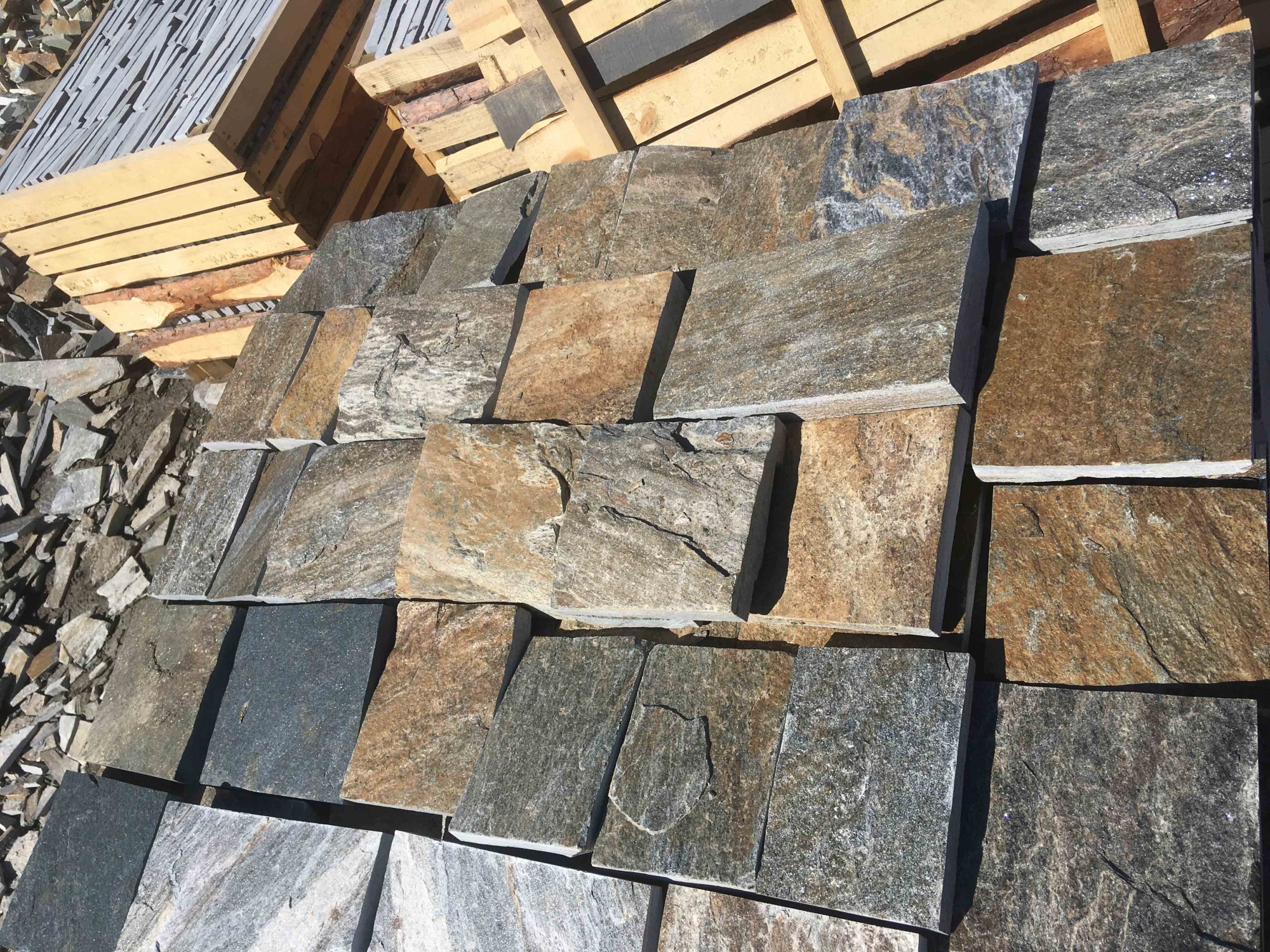 Плитка пилёная златолит Уральский для цоколя, отмостки купить в Краснозаводске