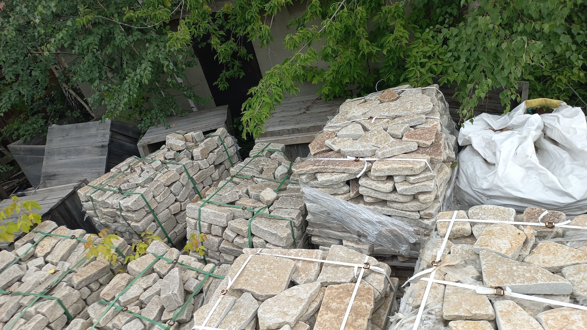 Плитняк гранитный галтованный купить в Краснозаводске