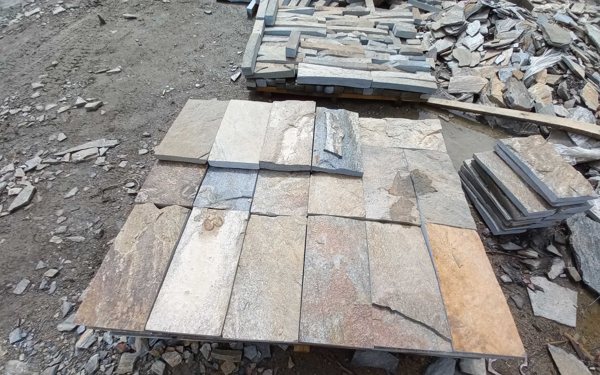 Плитка пилёная златолит Уральский для цоколя, отмостки купить в Краснозаводске