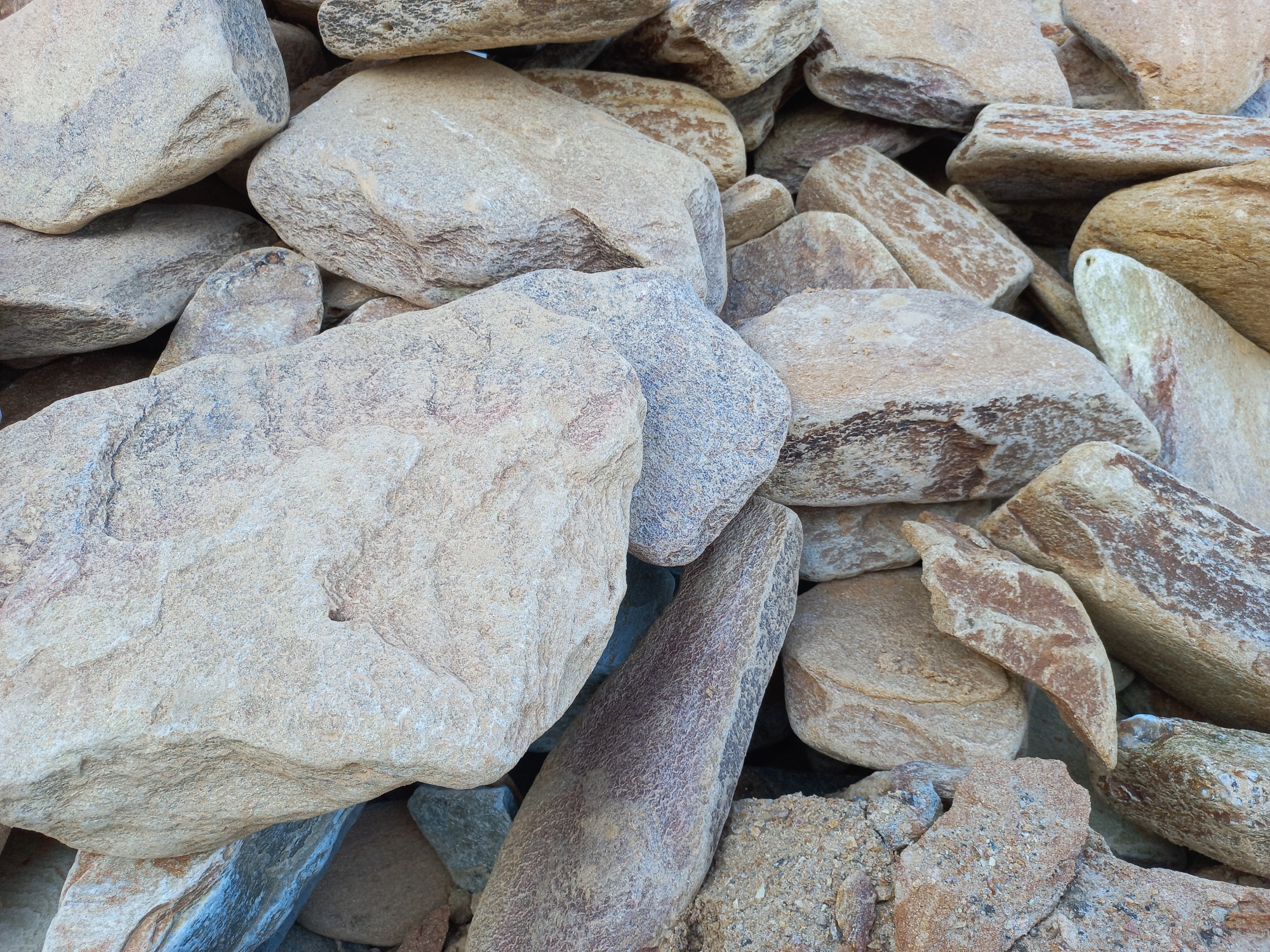 Златолит жёлтый, жёлто-зелёный глыбки и валуны для ланшафтного дизайна купить в Краснозаводске