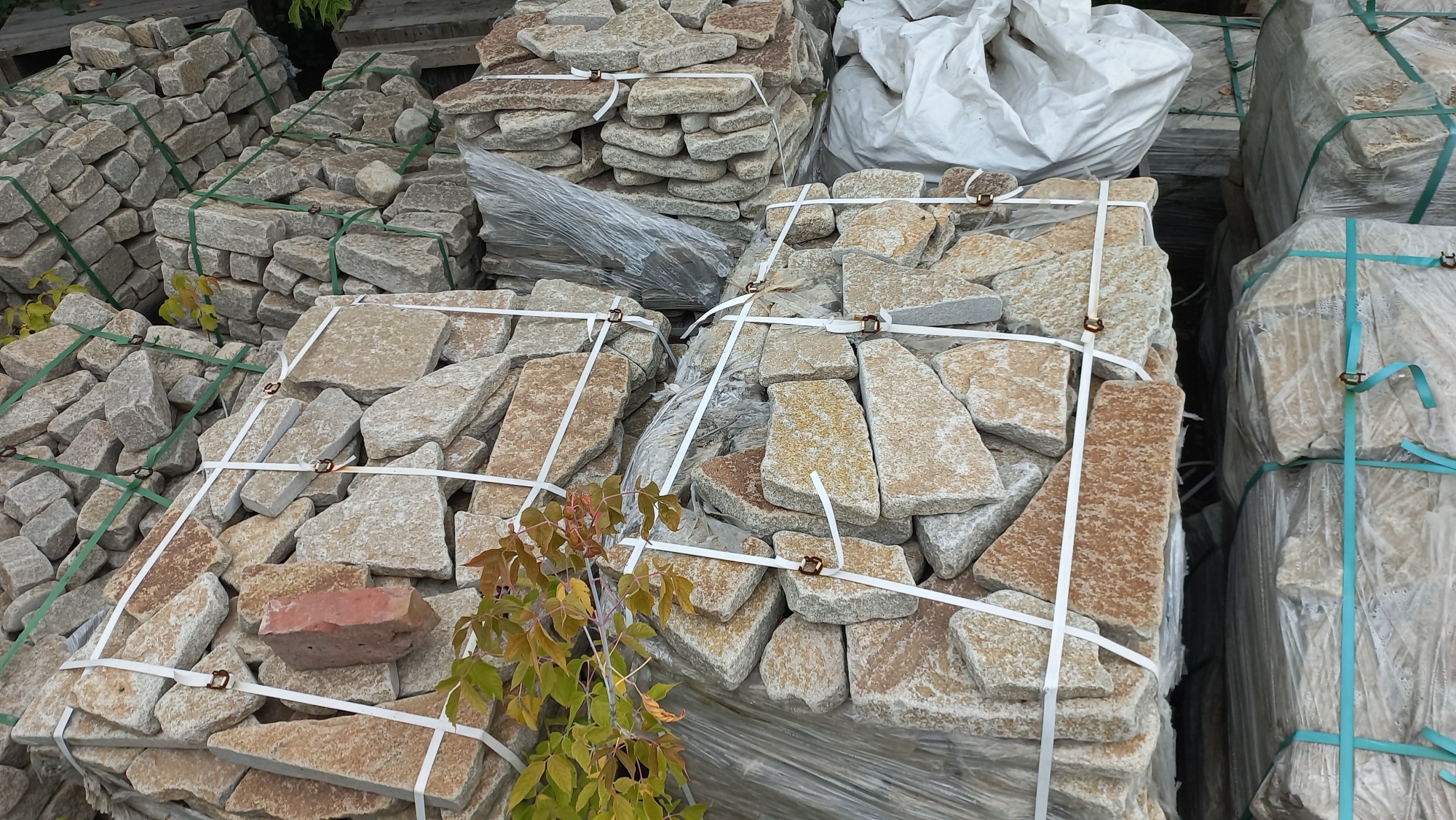 Плитняк гранитный галтованный купить в Краснозаводске