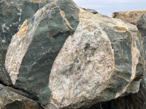 Гигантские зелёные валуны для ландшафтного дизайна весом более 5 тонн купить в Краснозаводске