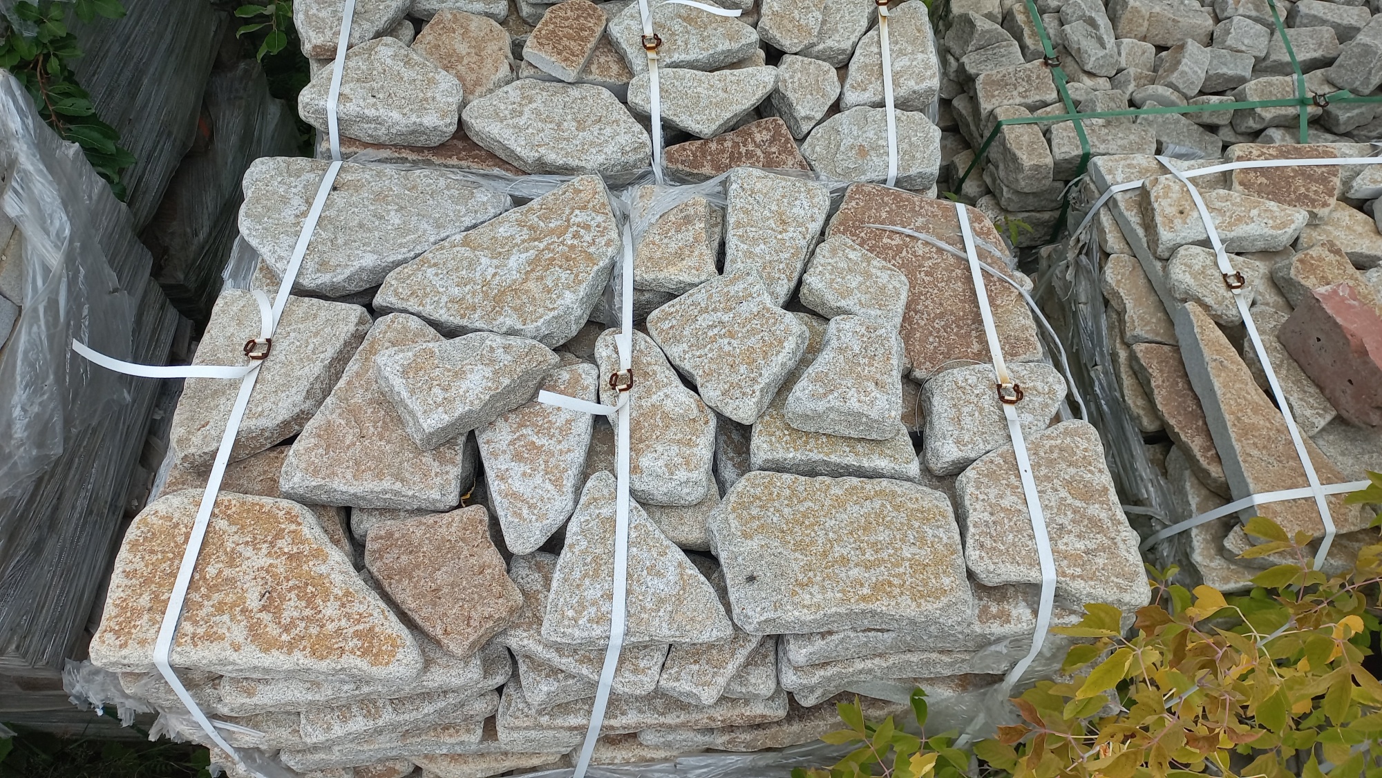 Плитняк галтованный гранитный для ландшафтного дизайна купить в Краснозаводске