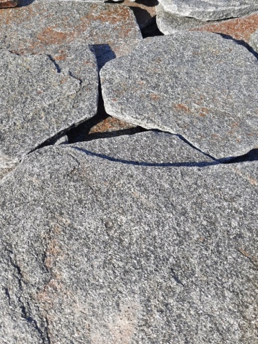 Златолит серебристый галтованный для лестниц купить в Краснозаводске